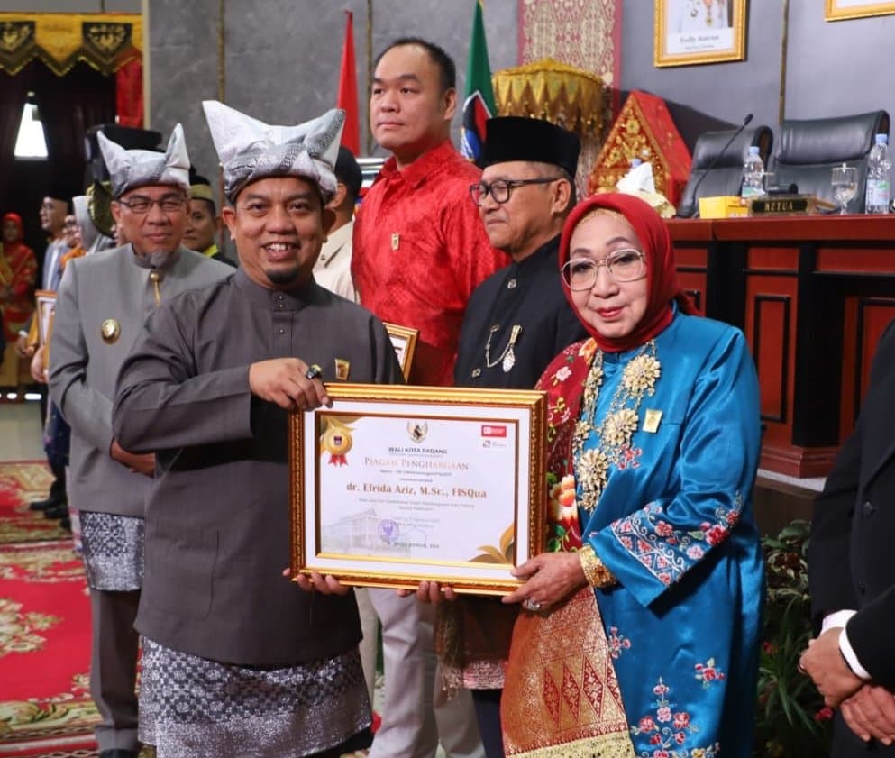 Selamat Ibu dr. Hj. Efriida Aziz, M.Sc — Penerima PIN Emas di HJK Padang ke-356 Tokoh Masyarakat Bidang Kesehatan 2025